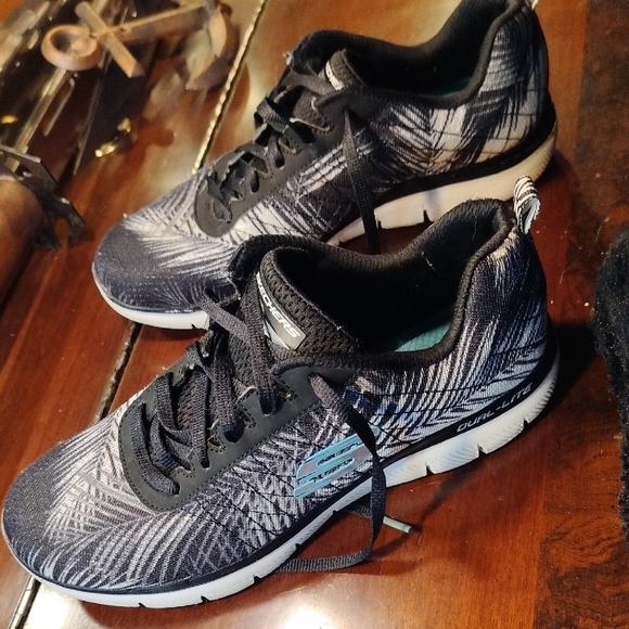 Skechers Black Sneakers with Dynamic Textured Upper - Picture 4 of 5